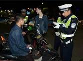 绍兴交警严查开车不系安全带，骑车不戴安安全头盔......