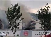 民房突发大火老太太被困二楼 民警将其托举到窗口后安全救下