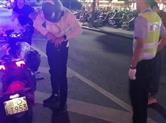 嵊州交警夜查“飙车党” "炸街"过瘾飙车既危险又违法！