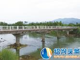 【头条直击】嵊州郯城桥沿线河道内垃圾“挡道”存在较大安全隐患