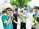 电动车新规实施首日 200交警在越城区25个路口设卡 严查各类违法行为
