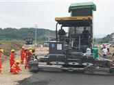 新城大道路面底基层摊铺全面展开