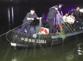 曹娥江水域上冒雨开展清网行动