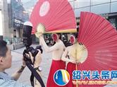 夜晚街头拍写真、唱歌、摆小摊等 希望不扰民！