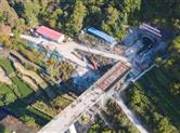 杭绍台铁路新昌段门溪江大桥最后一片简支梁顺利完成