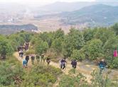 2020年度安华镇全民登山活动在安华镇勾乘山村举行