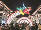 越剧小镇在夜幕下流光溢彩 年味浓浓“江南春、中国年”