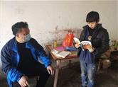 龙镇小学情系“网课”学习困难学生